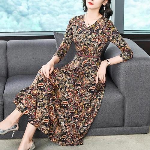 没骗你，过膝的裙子才好看！瞧下图女人这么穿，一个比一个美