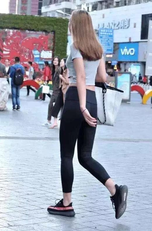 街拍：闰臀紧身裤美女，傲人身姿百态，贵妇感十足