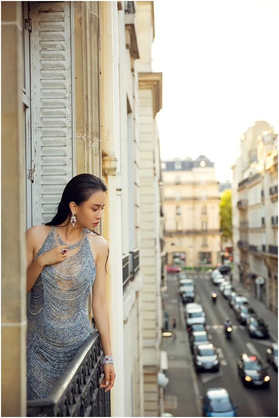 母其弥雅强势转型成时尚ICON，国际脸征服巴黎备受瞩目