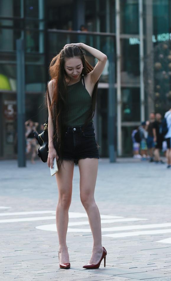 街拍：美女纯洁大方仙气飘飘，让人无可挑剔！