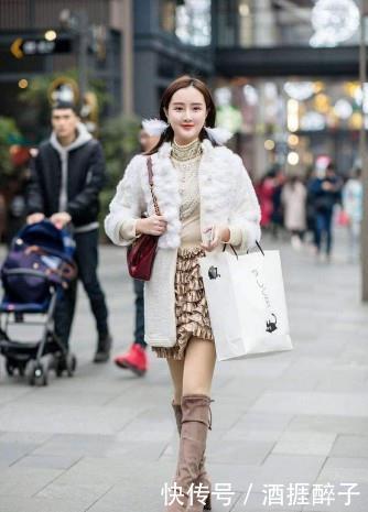 『白色』路人街拍,小姐姐旗袍还是白色系的,真是很有风情呀