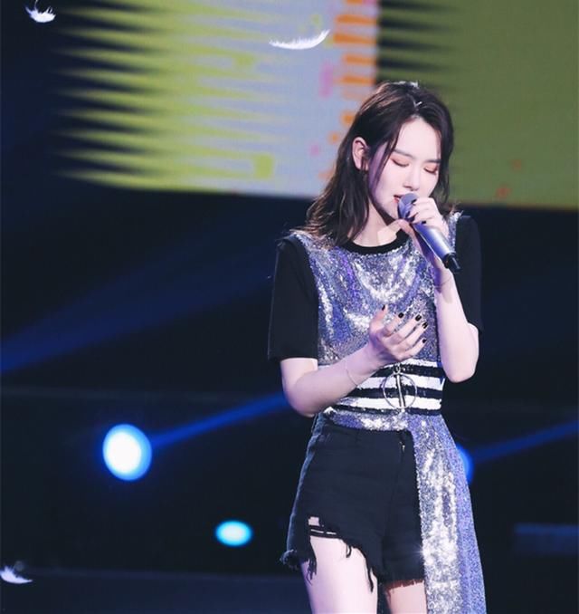 戚薇短裤短到大腿根，那件马甲却格外抢镜，网友：辛亏你有李承铉