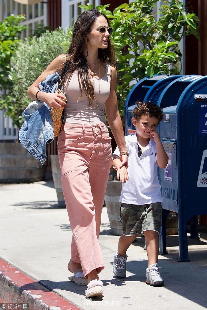 组图：乔丹娜布鲁斯特粉嫩装扮秀美胸 携萌宝清晨散步