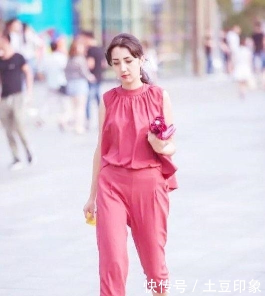  气质|年轻美女街拍：很萌很可爱的美女，具有温婉气质！