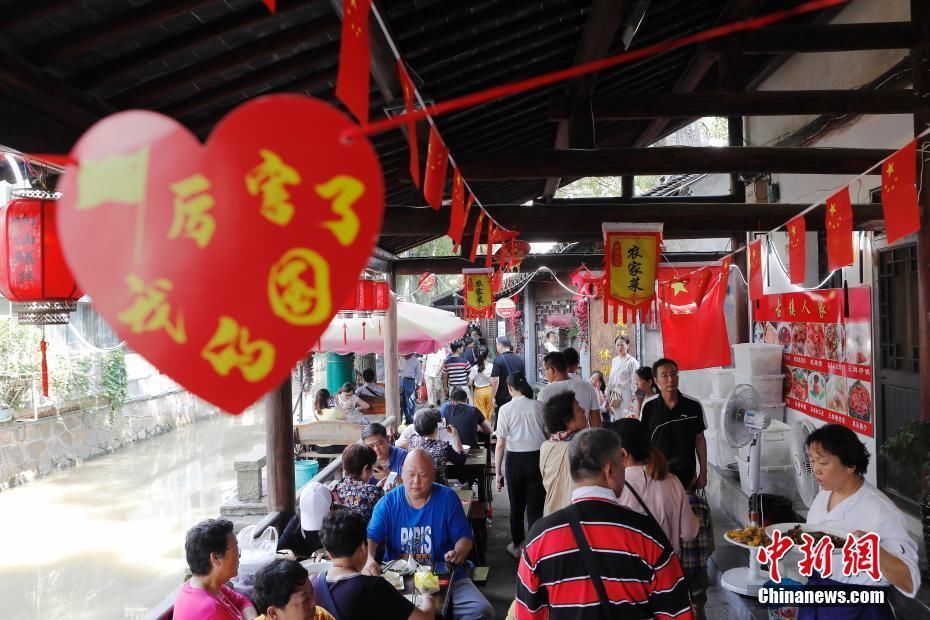国庆假期 多地景区迎来客流高峰