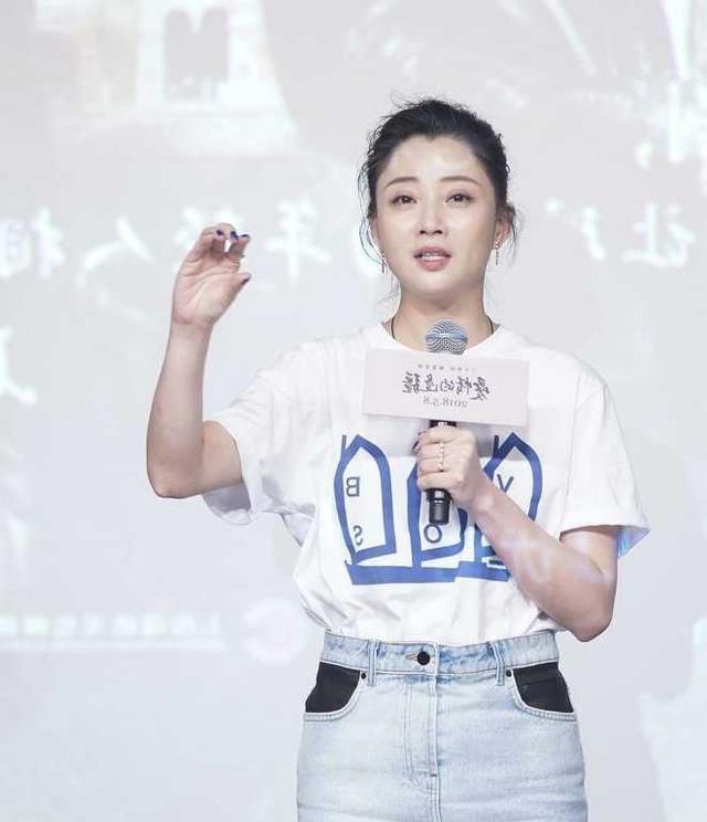 殷桃真会穿，裙子套裙子，网友：第一次见这么穿的，你见过几次呢