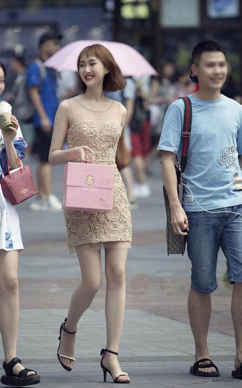 街拍: 图3蕾丝半透明连衣裙很耐看,你愿意在街头帮她拿包吗？