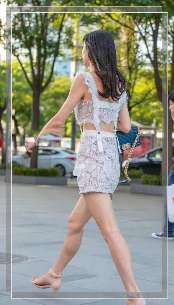 气质小姐姐迷你裙的穿搭尽显火辣，完美身材小秀事业线