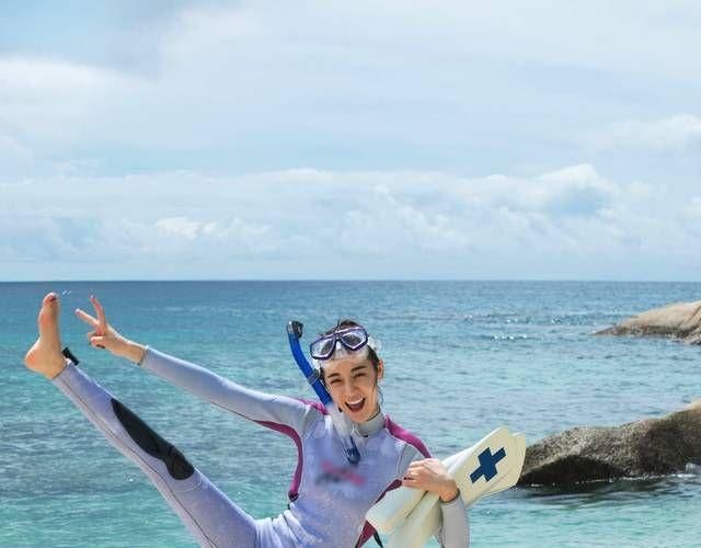 热巴学会游泳晒泳装照，网友：不露腿不露胸，这泳衣穿的好保守！