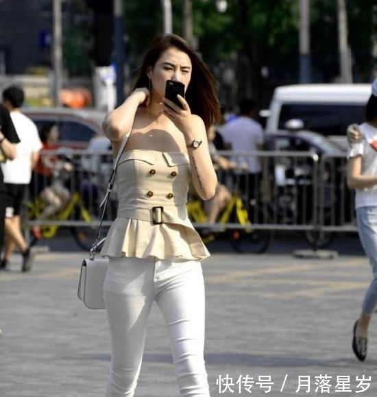  #美女#街拍：浓眉大眼的美女，一件黑色上衣配黑色打底裤，时尚帅气十足