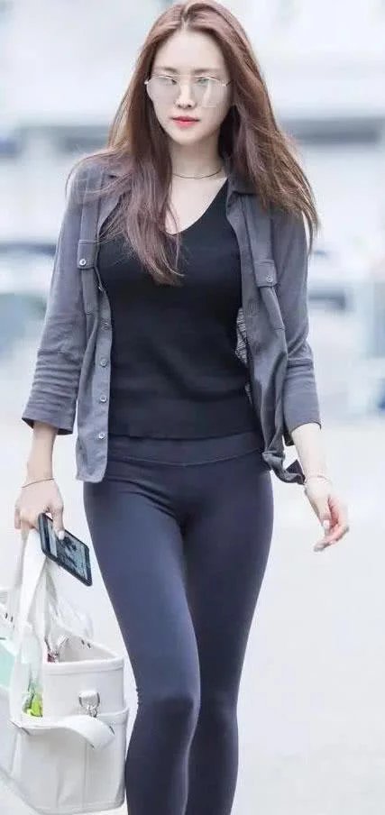 气质女神运动紧身裤外穿，黑色紧身裤包裹着玲珑有致的身躯，有种