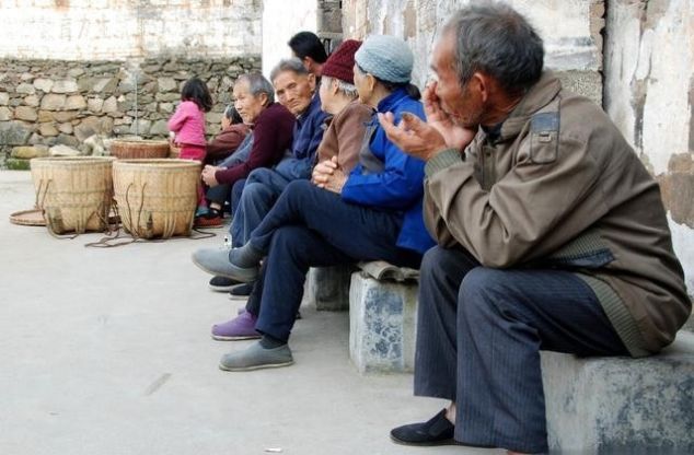  「心酸」儿子回农村老家接老父亲去城市里生活, 老父亲说的话让人心酸