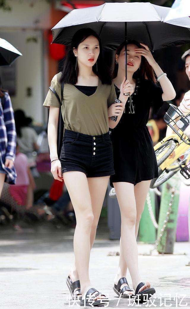 街拍：图五牛仔包臀裙搭配白色斜肩上衣的美女，你穿的高跟鞋真的
