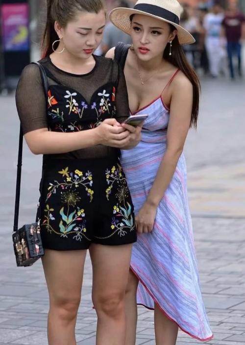 紧身打底裤美女，大秀娇嫩肌肤，展露迷人小蛮腰，令人倾心夺目！