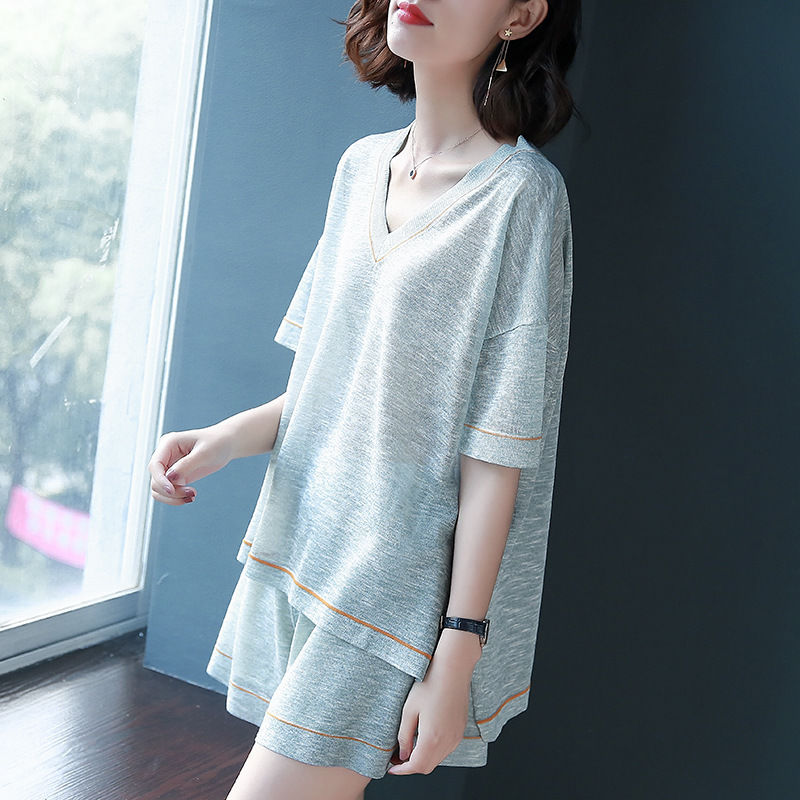 70后姐姐真会打扮，这些时尚套装穿身上，嫩美得像18岁小姑娘