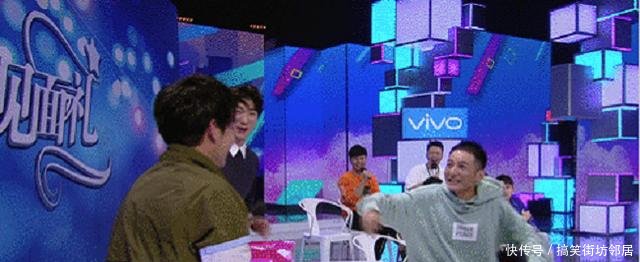 《快乐大本营》彭昱畅的假发片掉出来,何炅帮