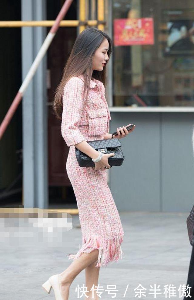  「美女」路人街拍，美女白衬衫搭配米色裙子，轻松秀出靓丽身姿