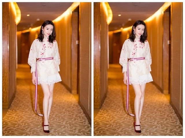 董洁越来越会穿了，印花连衣裙搭配高跟鞋，网友：真看不出37岁