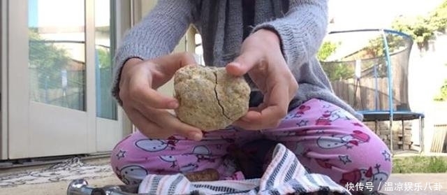  『砸开』女子河边捡到一块怪石头，当她砸开这块石头，被眼前这幕乐晕了