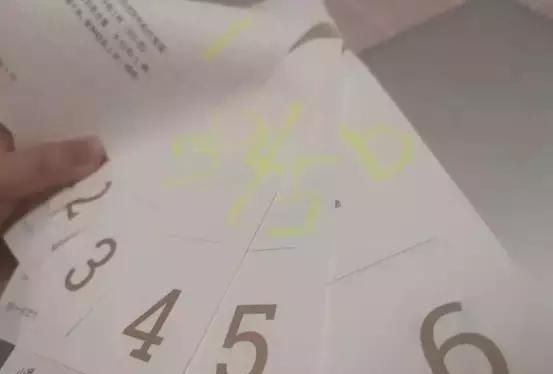  『家里』为了完成老师布置的作业，孩子在家偷偷糟蹋妈妈的化妆品