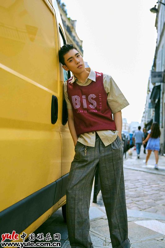 王子异街拍造型曝光 巴黎街头诠释欧式复古