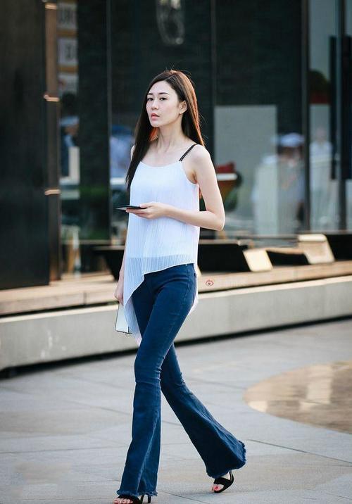 街拍：紧身裤满满女人味, 带着几分小俏皮, 而不显单调！