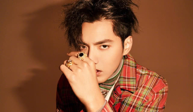 吴亦凡和古力娜扎疑似恋情曝光，网友一语道破这个绯闻真相