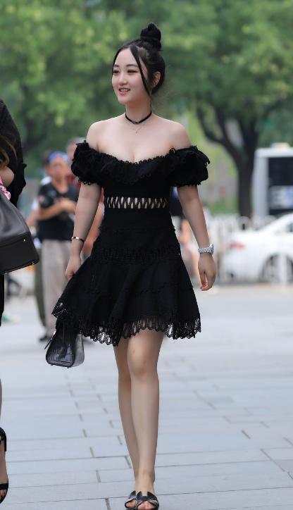 街拍：小姐姐匀称有致的身材有型又非常漂亮，看着很有风情！