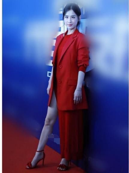 黄圣依长裙只穿一半，就出席活动，看了她的腿，男人都怀疑人生！