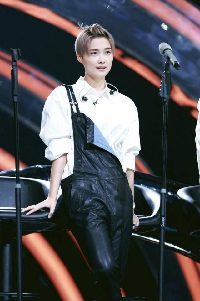 李宇春变身小萝莉，这发型，小学生都不喜欢了吧?