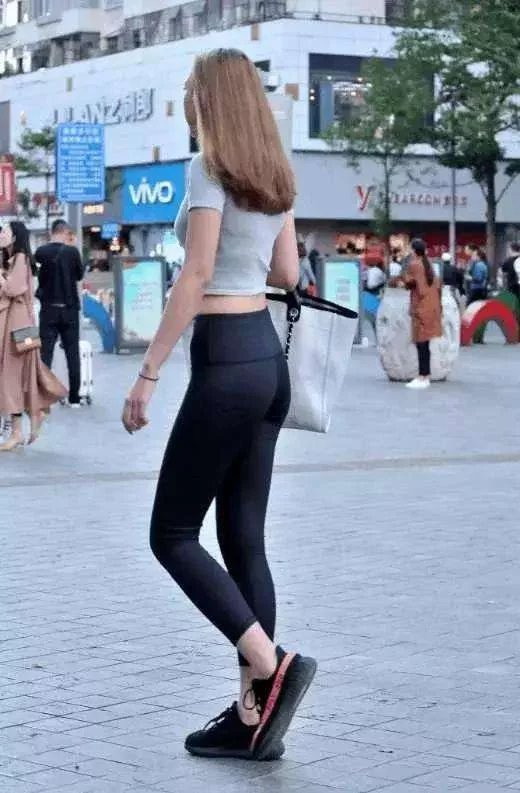 街拍:闰臀紧身裤美女,傲人身姿百态,贵妇感十足