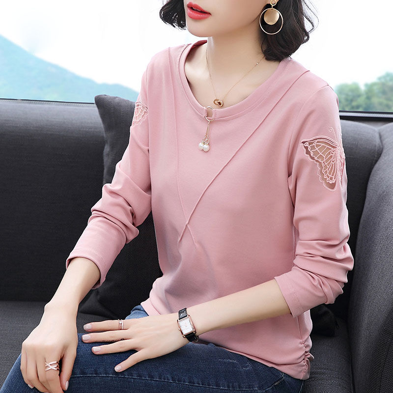 小姨来我家，身上穿的小衫白裤子，原来今年流行这样穿，优雅大气