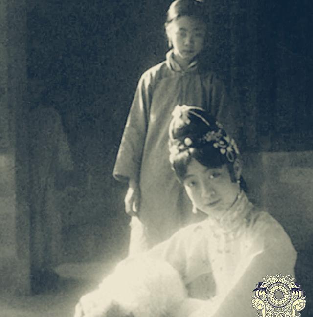 「漂亮」直击清朝宫女的真实容貌:图二是慈禧身边的两姐妹,图七清秀漂亮