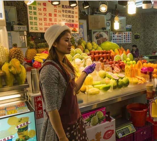 实拍:摆水果摊的农村女孩，第4个最美，但大家却喜欢最后一个!