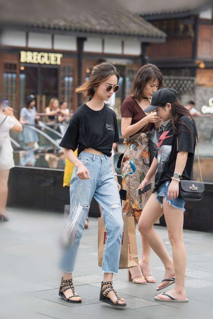 街拍: 前凸后翘尽显火爆身材, 图四小姐姐诠释御姐魅力