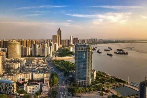  第一城■湖北一城市，很有发展潜力，发展直追武汉，人称“华夏