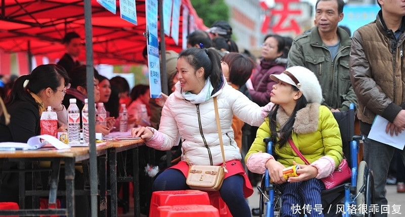 父亲在厂子工作满30年，距离退休不到5年，可以申请提前退休吗？