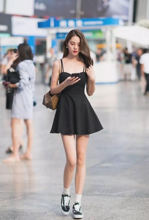  穿衣■女神潮范儿美搭！时尚街拍：靓丽小姐姐穿衣搭配，你最爱哪一款？