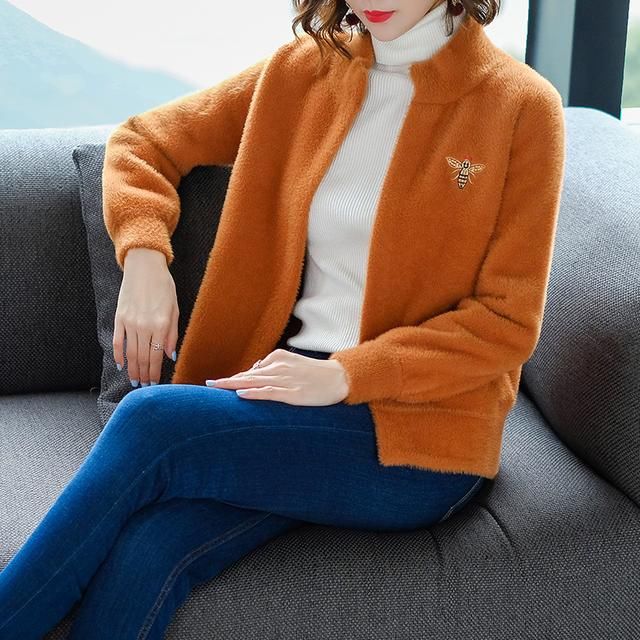 70后女人别穿太俏，大气优雅的针织衫才是主流，显高贵显气质