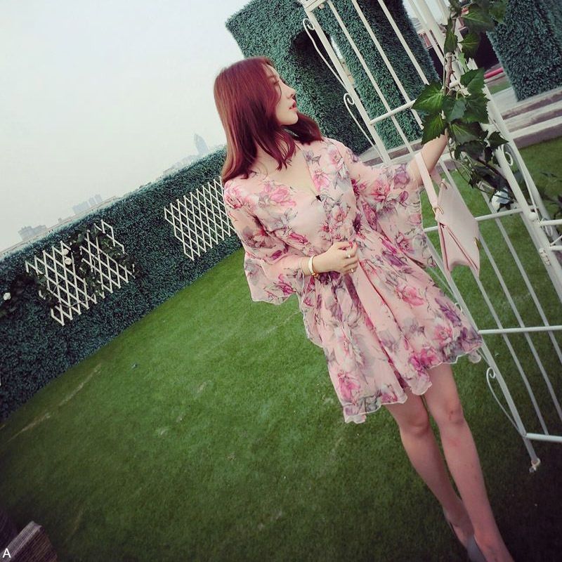 泳衣扔了吧!现在海边度假都穿“沙滩裙”，迷得路人一路三回头