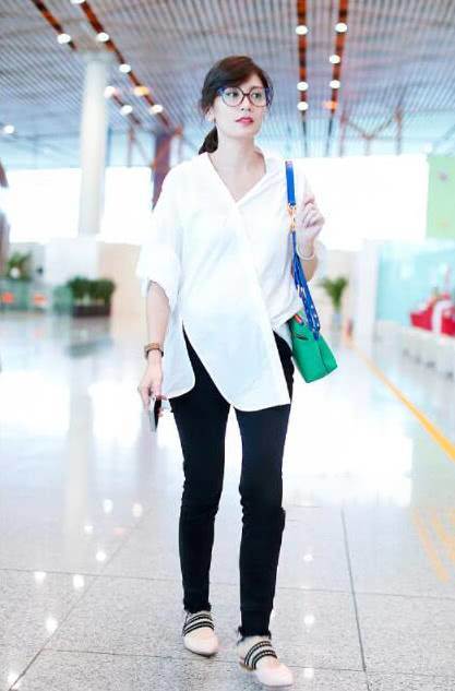 44岁贾静雯衬衣斜着扣就算了，领子还只有一边，网友：假不正经