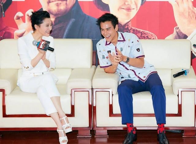 47岁闫妮穿白色套装清爽干练，49岁许晴也不赖，反而更年轻了！