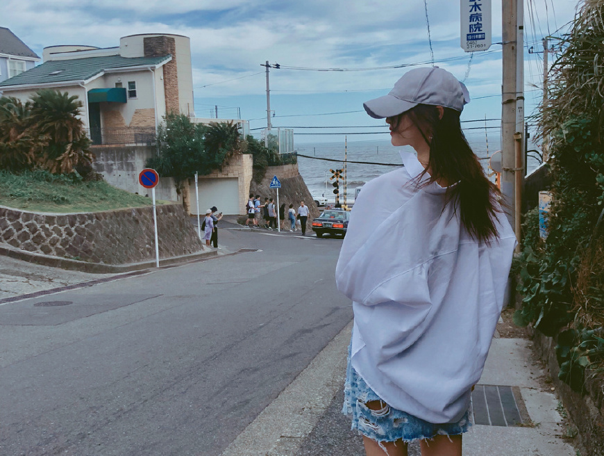 关晓彤美腻了！一袭天蓝色吊带连衣裙仙气十足，网友：终于穿对了