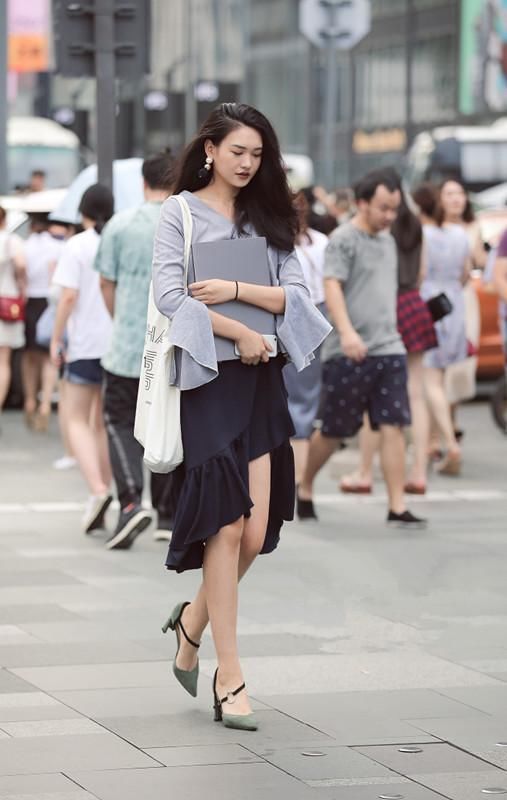 街拍 穿吊带连衣裙的小姐姐太辣眼，网友:最后的美女真辣到眼了