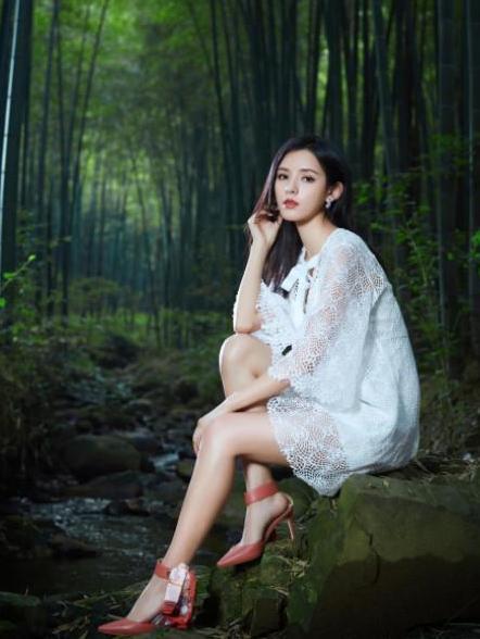 张予曦穿透视衫搭喇叭裤身材“碾压”路人 网友: 这腿是真是存在