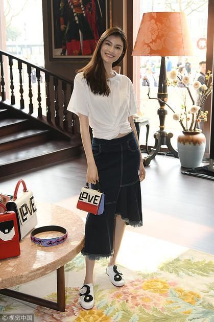 不单是李宇春 女明星靠不对称裙变身“腿霸”