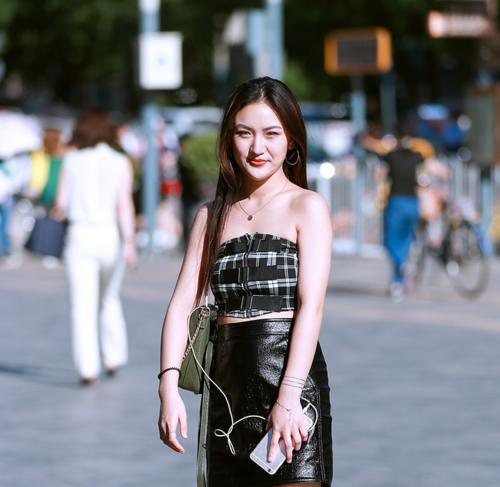 街拍姑娘：身材高桃，气质有型，具有都市女孩的时尚魅力！