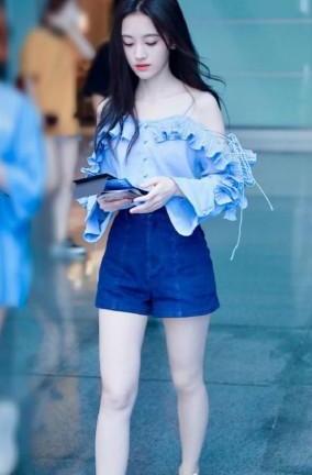 鞠婧祎这下尴尬了，高腰牛仔裤凸显小短腿，身材像未成年的孩子！