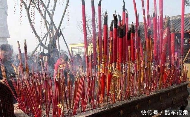 中国最会“赚钱”的寺庙,僧人为数钱而发愁,网友:让我“发愁”