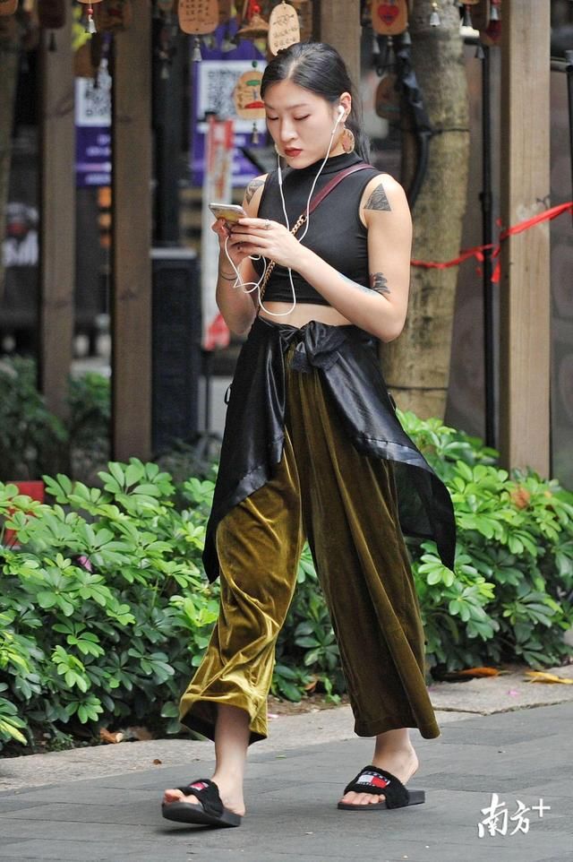 夏日，广东街头小姐姐的纹身酷到没朋友